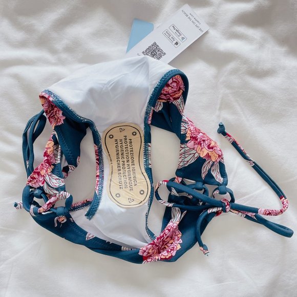 Cupshe bikini bottom low-rise with cheeky coverage tie sides New with tags! - Picture 7 of 10